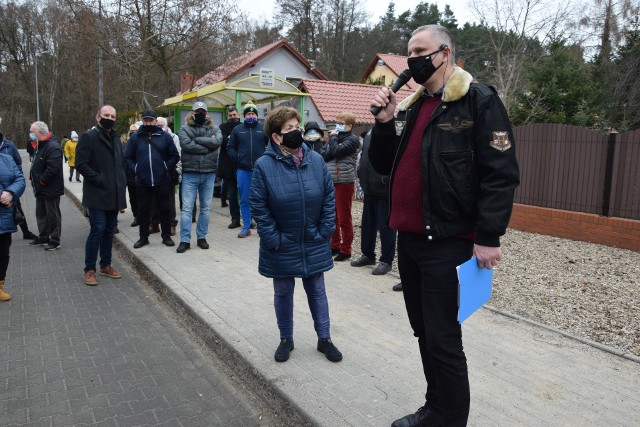 Radny Dariusz Legutowski (na pierwszym planie) interweniuje w sprawie dojazdu na osiedle Kwiatowe na zielonogórskim Jędrzychowie.