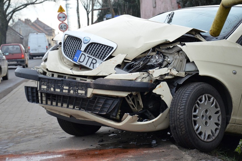 Wrocław: Wypadek na pętli. Samochód wypadł z drogi i uderzył w autobus (ZDJĘCIA)