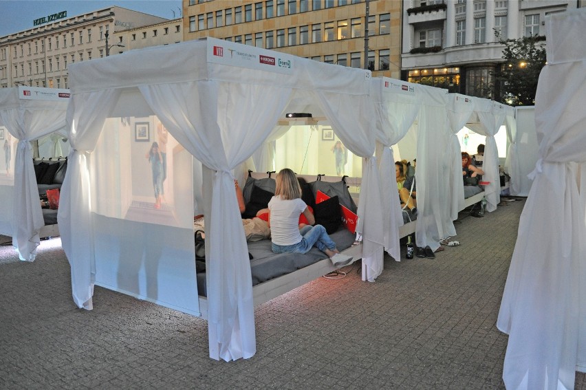Łóżkoteka, czyli kino łóżkowe na placu Wolności w Poznaniu