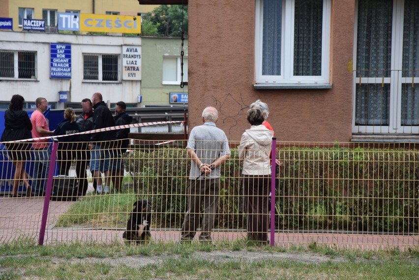 Z wieżowca przy al. Niepodległości w Częstochowie wypadł...