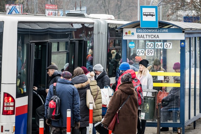 Między innymi na tym przystanku planowano montaż elektronicznych rozkładów jazdy, ale zamiast tego będą tablice promujące komunikację miejską.