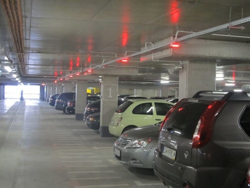 Wrocław: Od dziś zapłacimy za parking pod placem Nowy Targ. Tłoków nie ma (FOTO)