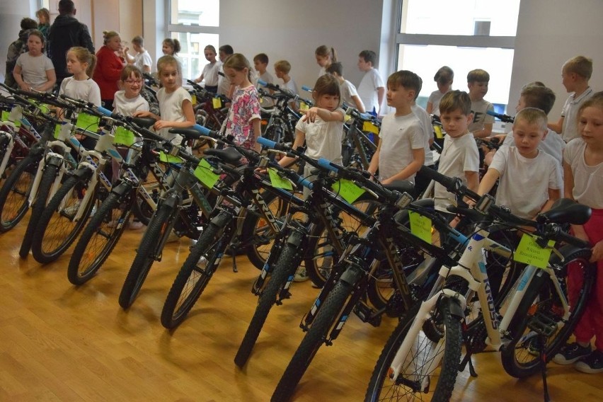 Wystartowała akcja „Rower dla pierwszaka” w gminie Jedlnia-Letnisko. Aż 170 rowerów trafi do uczniów. Zobaczcie zdjęcia