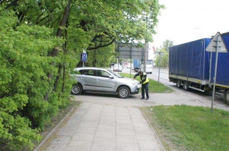 Ul. Utrata. Potrącenie rowerzystki. Kierująca mitsubishi zderzyła się z 54-latką (zdjęcia)