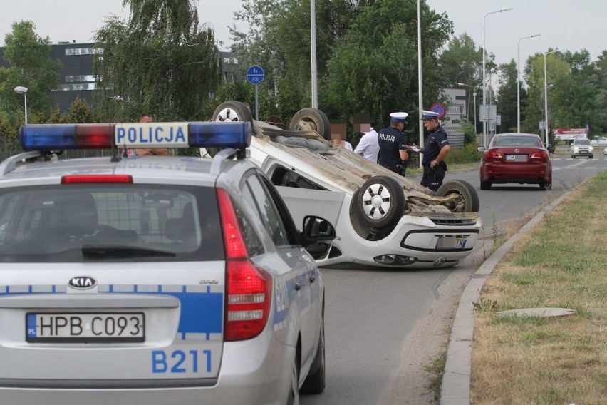 Wypadek na Żmigrodzkiej. Volkswagen dachował po zderzeniu z lexusem (ZDJĘCIA)