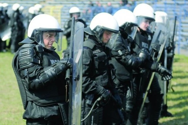 Policjanci z Bydgoszczy pojechali do stolicy zabezpieczać mecz z Anglią