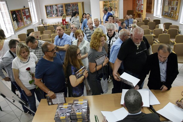 W piątek w Centrum Informacji Turystycznej w Miastku odbyła się promocja albumu Jana Kwaska i Jarosława Lemańskiego „Kolekcja z Rummelsburga” (dawna nazwa Miastka). Poprowadził ją Konrad Remelski, naczelnik wydziału promocji w miasteckim ratuszu. Autorzy opowiadali m.in. o tym jak powstał album. W drugiej części oficjalnie otwarto salę ekspozycyjną regionalnych zbiorów historycznych. Obszerna relacja na temat obu wydarzeń w papierowym Głosie Bytowa/Miastka (Głos Pomorza). (ang)