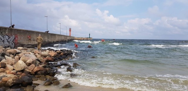 W pobliżu kanału portowego w Łebie odnaleziono ciało mężczyzny. W tym rejonie przed tygodniem topiła się trójka turystów z województwa śląskiego