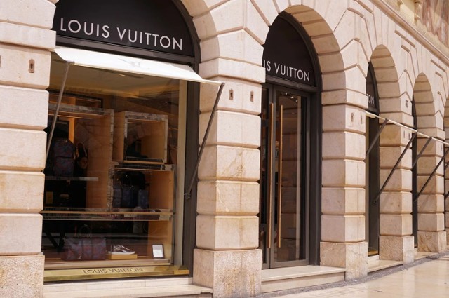 Louis Vuitton wyprodukuje płyn do dezynfekcji rąk. Koncern LVMH włącza się w walkę z koronawirusem