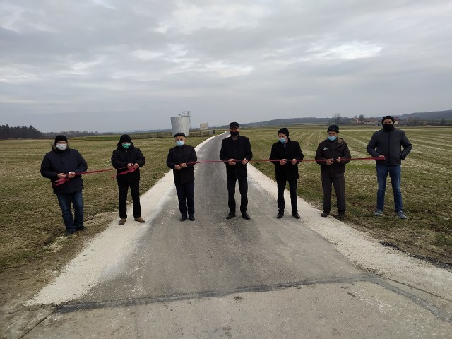 Oficjalne otwarcie i oddanie do użytku drogi w miejscowości Sadkówka, gmina Michałów.