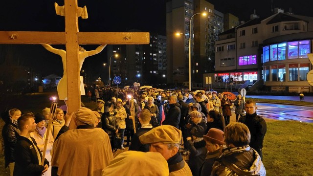 Droga Krzyżowa w Tarnobrzegu, na ulicach osiedla Serbinów