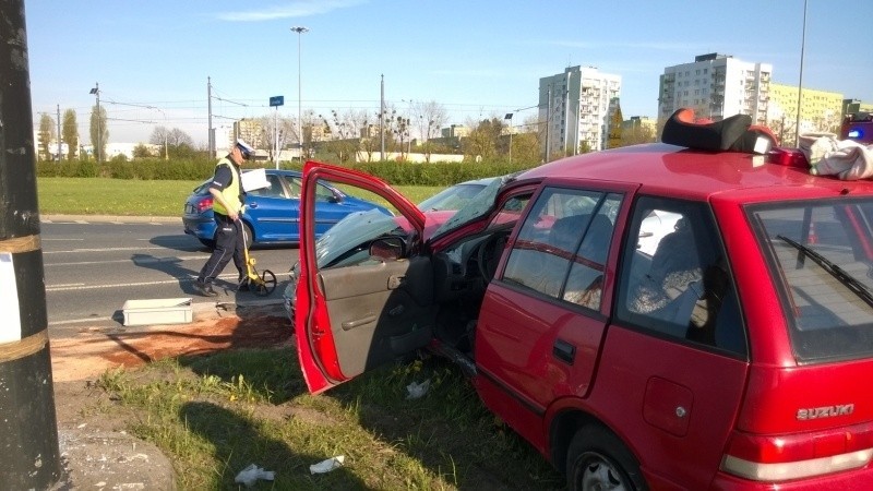 Groźny wypadek na rondzie Sybiraków na Widzewie! Są ranni [zdjęcia]