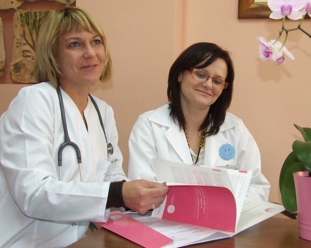 Lekarz Dagmara Janczak-Sondej oraz pielęgniarka Marzena Czarzasta-Omińska odwiedzają nieuleczalnie chorych w ich domach na terenie powiatu polkowickiego