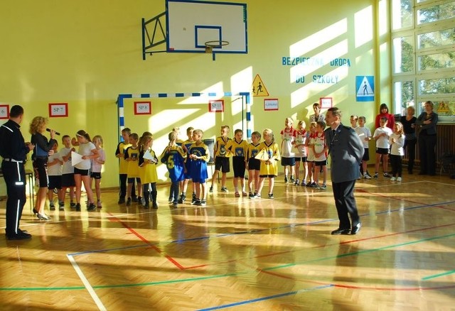 W turnieju uczestniczyli  uczniowie klas  młodszych szkół podstawowych, leżących na osiedlach podmiejskich.