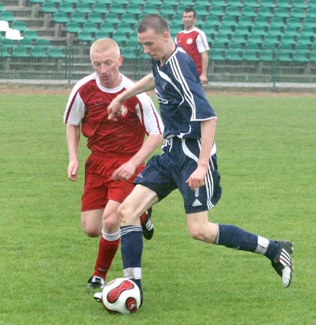 Gola na wagę remisu zdobył dla gospodarzy Karol Stępniewski (z lewej)