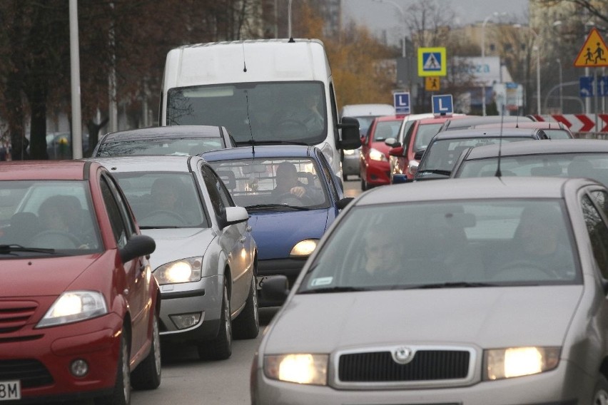 Wielkie korki w centrum Kielc. Drogowcy... malują znaki 