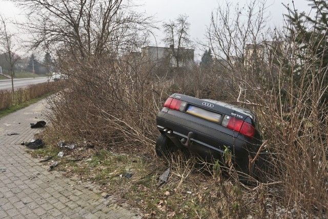 Do wypadku doszło na ul. Botanicznej przy skręcie w ul. Jaskółczą. Kierowca nissana micra wjechał proso pod jadące audi. Po zderzeniu audi wypadło z drogi zatrzymując się na płocie posesji obok jezdni. Obaj kierowcy zostali przewiezieni do szpitala.Siła uderzenia była na tyle duża, że nissana obróciło na jezdni, a audi wypadło z drogi. Samochód spadł ze skarpy zatrzymując się na płocie posesji przy jezdni. – To skrzyżowanie jest niebezpieczne – mówi mieszkaniec posesji, na którego płocie zatrzymało się audi.Strażacy zabezpieczyli auta i wycieki płynów z silników rozbitych samochodów. Karetki pogotowia ratunkowego przewiozły obu rannych kierowców do szpitala.Policja zabezpieczyła skrzyżowanie, którego część blokuje rozbity nissan. Zablokowany jest przejazd ul. Botaniczną w kierunku Ochli na wysokości ul. Jaskółczej.