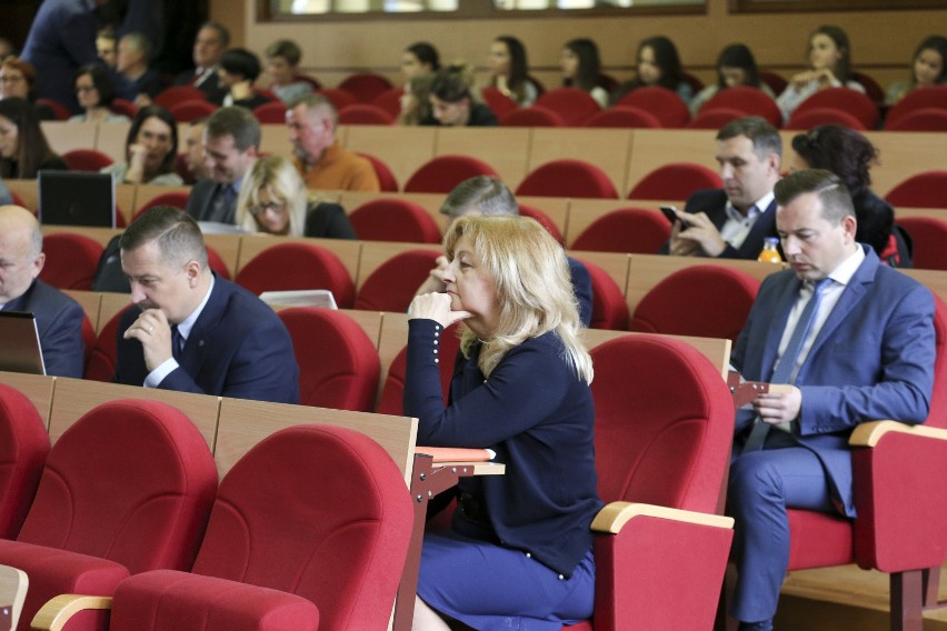 Białystok. Prezydent podpisał deklarację o migracji. "Nie chodziło o uchodźców"