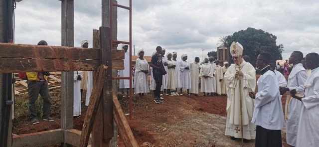 Uroczyste otwarcie studni Oodwyższenia Krzyża Świętego powstała w Mboma w Kamerunie w Afryce.