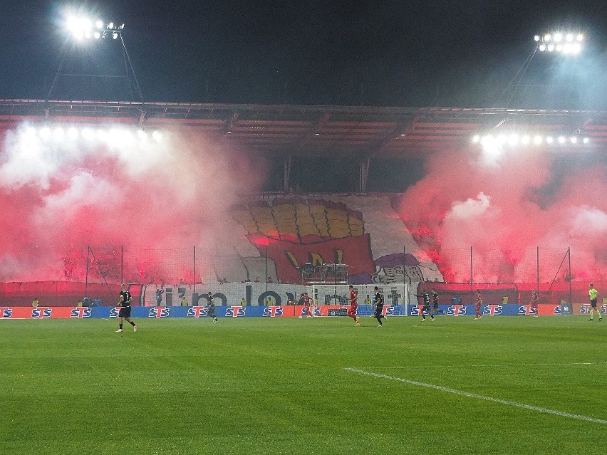 Policjanci ustalają osoby odpowiedzialne za incydent na meczu Widzew - Cracovia