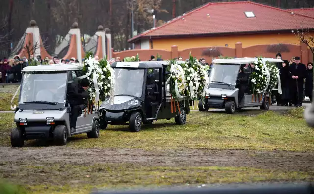 W ostatnim pożegnaniu Tomka Wiktorowskiego, jego żony Izy oraz ich córeczki Kai wzięło udział kilkaset osób.