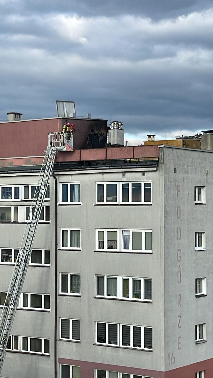 Pożar dachu w Bielsku-Białej, trwa akcja straży pożarnej....