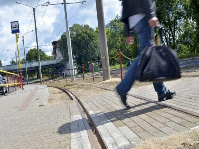 Na przystanki przy ul. Traugutta z dworca dostaniemy się kładką, na której znajdą się schody i windy