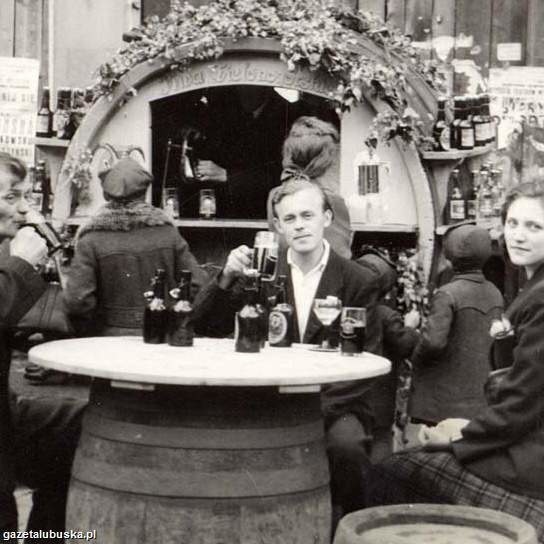 Winobranie 1946 roku: w barze z beczek świętuje rodzina Jankowskich