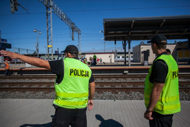 Mundurowi skarżą się, że wprowadzone w 2014 roku przepisy z góry zakładały, że każdy policjant czy strażak na zwolnieniu lekarskim to cwaniak i oszust. Powtarzano na przykład opowieści, że funkcjonariusze teoretycznie przebywali na zwolnieniu, pobierali 100 procent pensji, a w tym samym czasie dorabiali na boku.