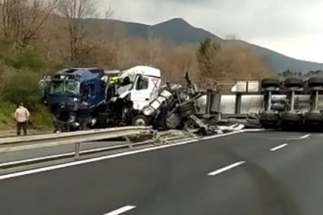 Dramat na A10 we Włoszech. Nie żyje kierowca tira z Torunia! Raport wypadków w pracy