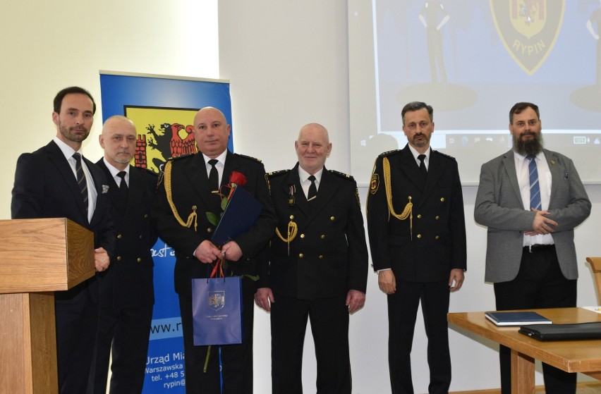 Janusz Szwankowski (trzeci z lewej) został nowym komendantem...