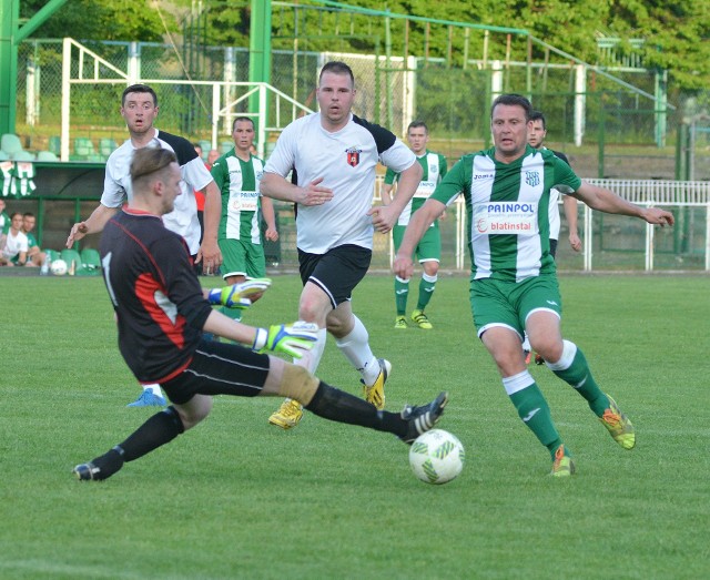 LKS Wiewiórka (na biało) postawił Wisłoce wysokie wymagania, ale ostatecznie lider wygrał różnica trzech bramek.