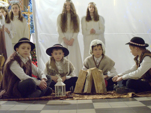 Jasełka -  przedstawienie o Bożym Narodzeniu w wykonaniu uczniów naszych szkół w Obrazowie i Głazowie, obejrzało wielu mieszkańców. Więcej na kolejnych zdjęciach
