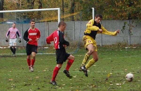 Limblach Zaczernie (czerwono-czarne stroje) zremisował na trudnym terenie w Malawie.