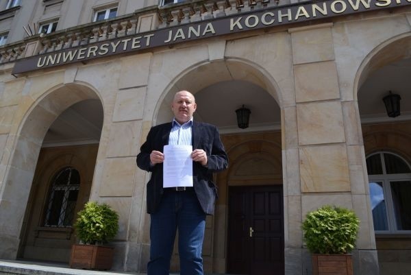 profesor Wojciech Saletra, dziekan Wydziału Zarządzania i Administracji Uniwersytetu Jana Kochanowskiego z opinią Polskiej Komisji Akredytacyjnej.