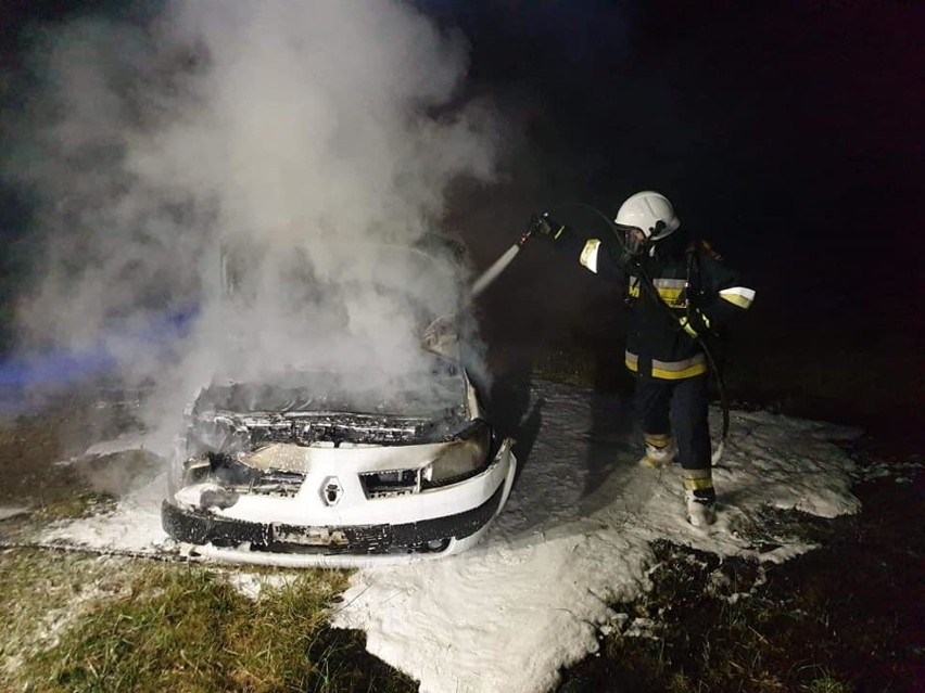 Strażacy gasili pożar samochodu, strażnicy miejscy złapali...