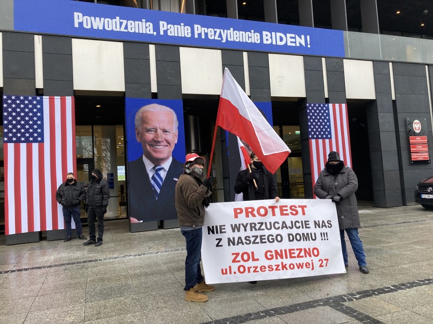 W czwartek przed Urzędem Marszałkowskim odbył się protest...