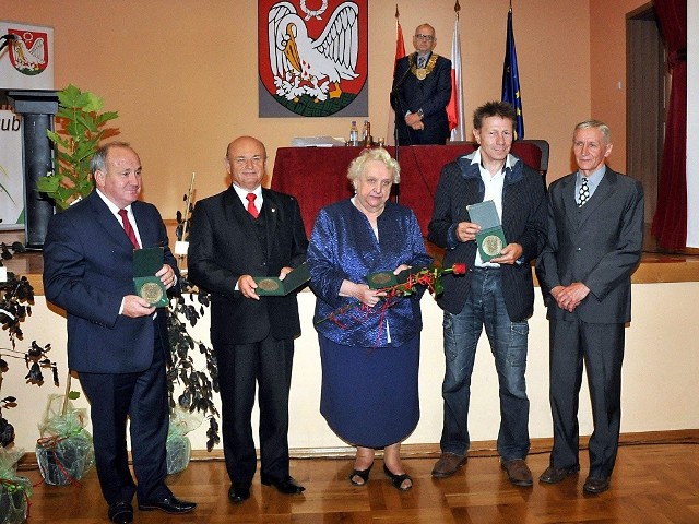 Nagrodzeni  honorowymi medalami przyznanymi z okazji urodzin miasta. Od lewej stoją : Jan Skuza, Ignacy Pogodziński, Danuta Siewkowska, Grzegorz Pleszyński oraz Ryszard Adamczewski