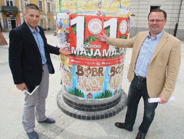 Sojusz Lewicy Demokratycznej w poniedziałek podczas specjalnej konferencji prasowej na kieleckim Rynku zapraszał na pochód, który odbędzie się w środę 1 maja , start o godzinie 10 przy pomniku Henryka Sienkiewicza w Kielcach. Od lewej: Marcin Chłodnicki, członek zarządu województwa świętokrzyskiego Sojuszu Lewicy Demokratycznej i szef świętokrzyskich struktur tej partii Andrzej Szejna.