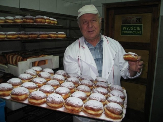 Stefan Buś, piekarz w Nowej Dębie, planuje upiec około 15 tysięcy pączków z różnym nadzieniem.