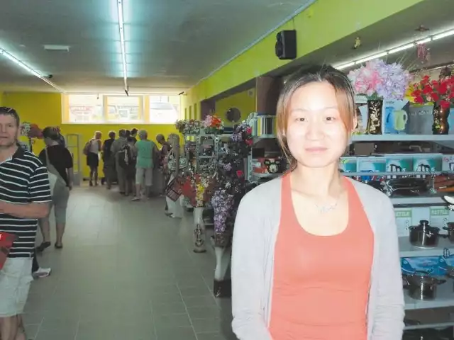Łomża. Vien Yang przybyła z okolic Sznghaju. Tutaj otworzyła centrum handlowe z chińskimi artykułami. Interes się kręci, a Vien szuka w mieście mieszkania dla siebie i rodziny.