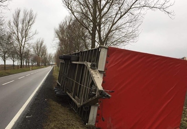 Dzisiaj (wtorek, 5.03) około godz. 8 na drodze krajowej nr 21 niedaleko miejscowości Suchorze, silny wiatr zepchnął z drogi samochód ciężarowy z naczepą. Część składu wylądowała w rowie. Miejsce zdarzenia zabezpieczali strażacy z OSP Trzebielino. (ang)