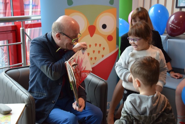 Otwarcie Zaczytanej Biblioteki w szpitalu w Chorzowie. Zobacz kolejne zdjęcia. Przesuwaj zdjęcia w prawoZobacz kolejne zdjęcia. Przesuwaj zdjęcia w prawo - naciśnij strzałkę lub przycisk NASTĘPNE