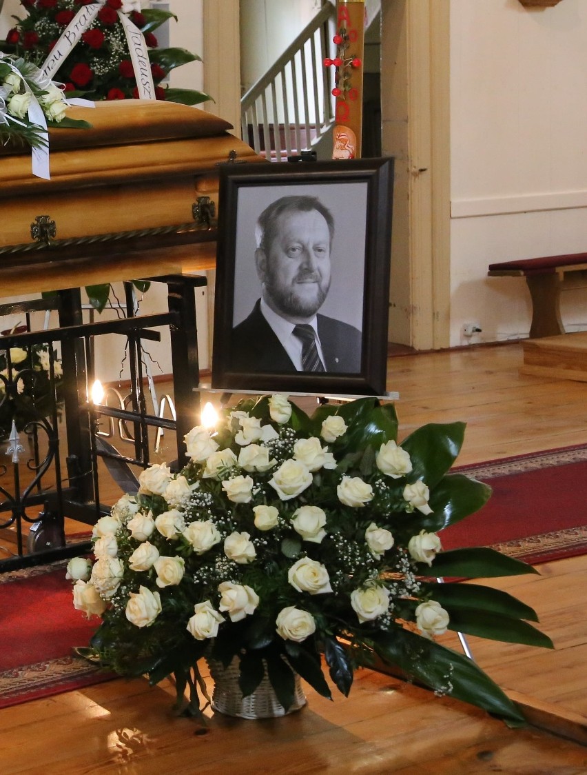 Ostrożany. Pogrzeb Jana Zalewskiego. Starostę żegnała rodzina oraz bliscy, a także przedstawiciele różnorodnych instytucji (zdjęcia)