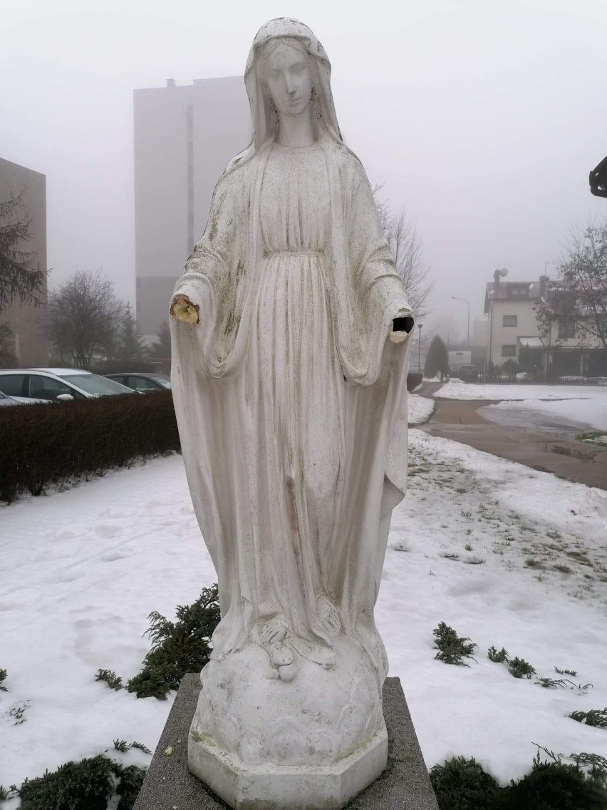 W Częstochowie odrąbano dłonie figurze Matki Boskiej. "Dłonie figury zostały rzucone na ziemię. Strasznie to przeżyłem"- mówi proboszcz