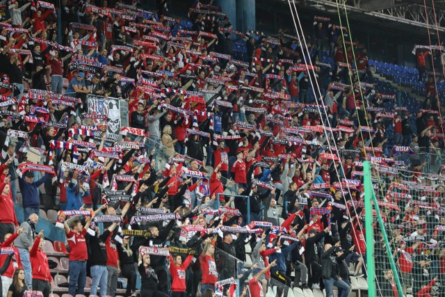 Trybuny pełne kibiców? Na taki obrazek trzeba będzie jeszcze trochę poczekać, ale fani chcą gromadzić się przed stadionem Wisły