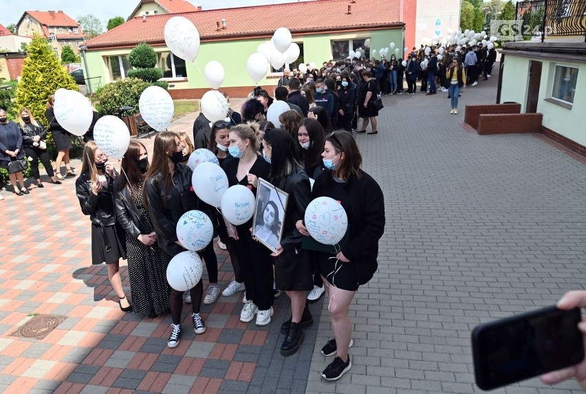 Gryfice. Marsz pamięci zamordowanej Magdy. 18-latkę pożegnali szkolni znajomi. ZDJĘCIA