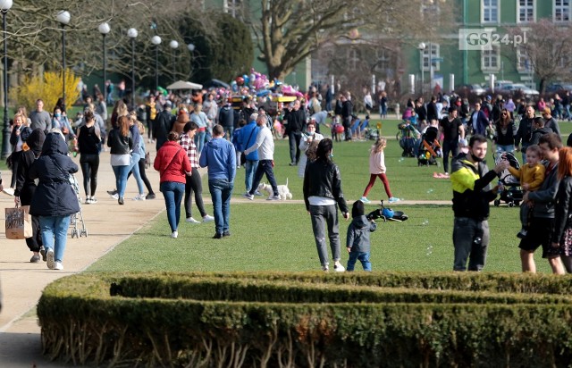 Niedziela, słońce... to nie mogło skończyć się inaczej. Jasne Błonia i park Kasprowicza w Szczecinie wypełniły się spacerowiczami! Większość osób bez maseczek, ale w końcu w parku nie ma obowiązku ich noszenia. Należy oczywiście zachować dystans pod 1,5 m. Zobacz więcej zdjęć! Przesuń w prawo na ekranie albo kliknij w strzałkę ->ZOBACZ RÓWNIEŻ:● Tłumy na bulwarach. Pomimo pandemii. Służby apelują, sypią się mandaty. ZDJĘCIA● Koronawirus. Mniej niż pół tysiąca przypadków w regionie. Spory spadek też w kraju● Kiedy koniec lockdownu w Polsce? Czy jeszcze wiosną zakończą się obostrzenia?