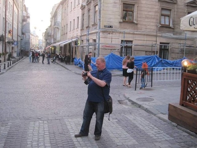 Robert Kuwałek na zdjęciu zrobionym we Lwowie na kilka godzin przed zaginięciem