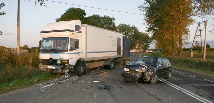 Kierowca razem z pasażerami uciekł z miejsca wypadku (zdjęcia)